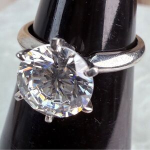 Beautiful Moissanite solitaire S 925 silver sz 6 engagement ring